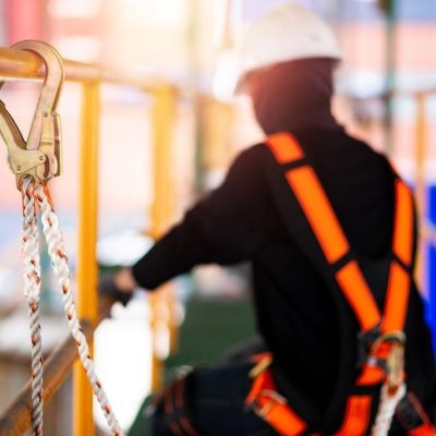 Cuales-son-los-equipos-que-se-utilizan-para-trabajo-en-alturas Construction worker wearing safety harness and safety line working at high place